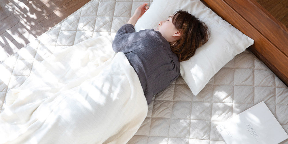 右向きで寝ると身体にどんな影響がある？寝姿勢ごとにおすすめの枕も