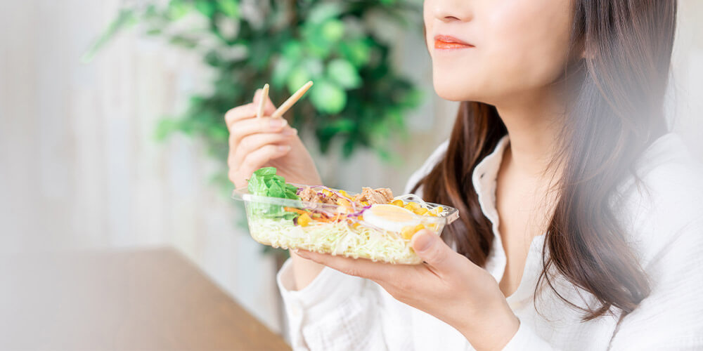 寝ている時の口呼吸を改善するためには食事の際によく噛んで食べると良い