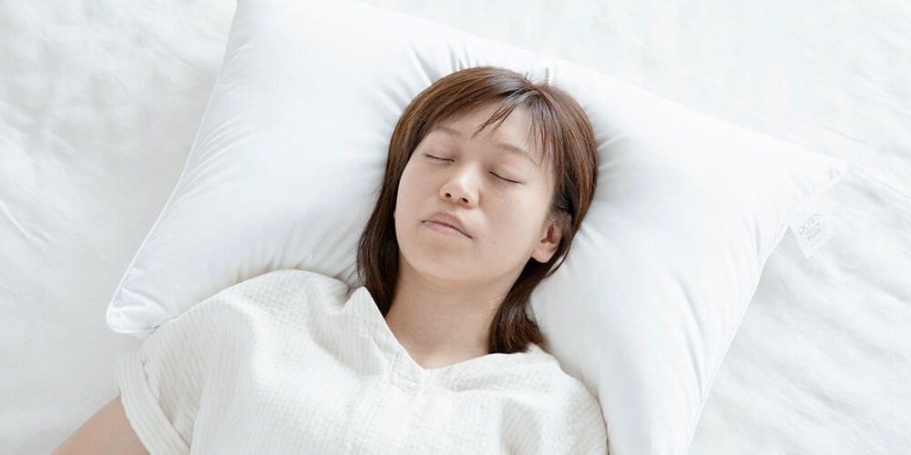 枕に肩まで乗せるのは正しい寝方なの？枕の正しい使い方と選び方を紹介